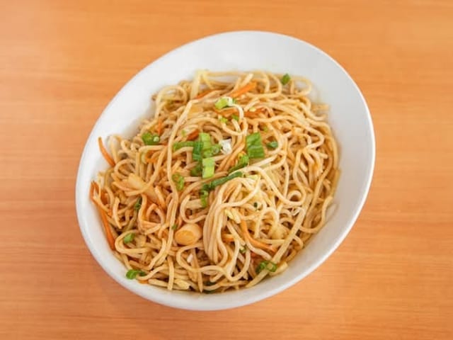 Egg Hakka Noodles.